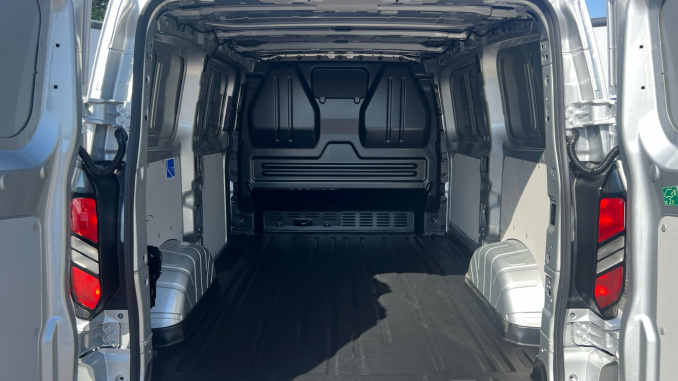 Ford Transit Custom 280 L1 Diesel Fwd 2.0 EcoBlue 136ps H1 Van Limited - Image 4